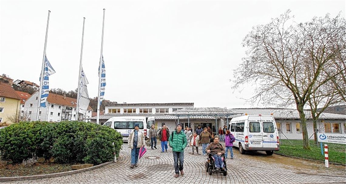 Fahnen auf halbmast: ein Zeichen der Anteilnahme vor der Werkstatt der Lebenshilfe Pforzheim-Enzkreis in Lomersheim. Auch hier war die Frage der Sicherheit in dieser Woche ein Thema.
