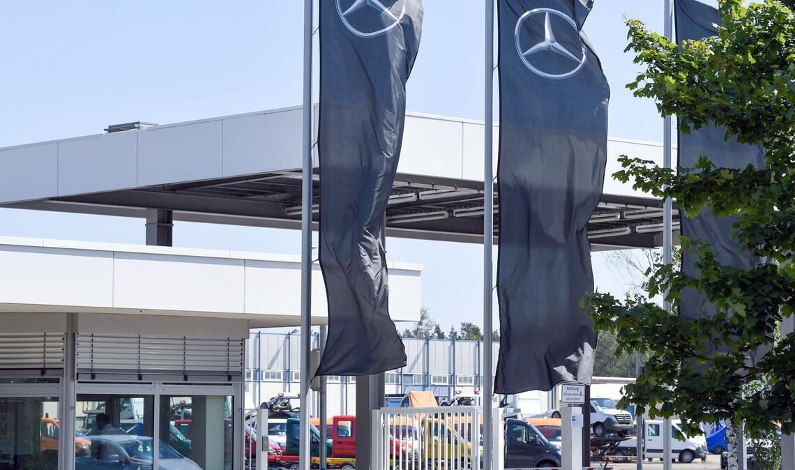 Fahnen mit dem Logo von Mercedes Benz wehen vor dem Werk der Mercedes-Benz AG Ludwigsfelde.
