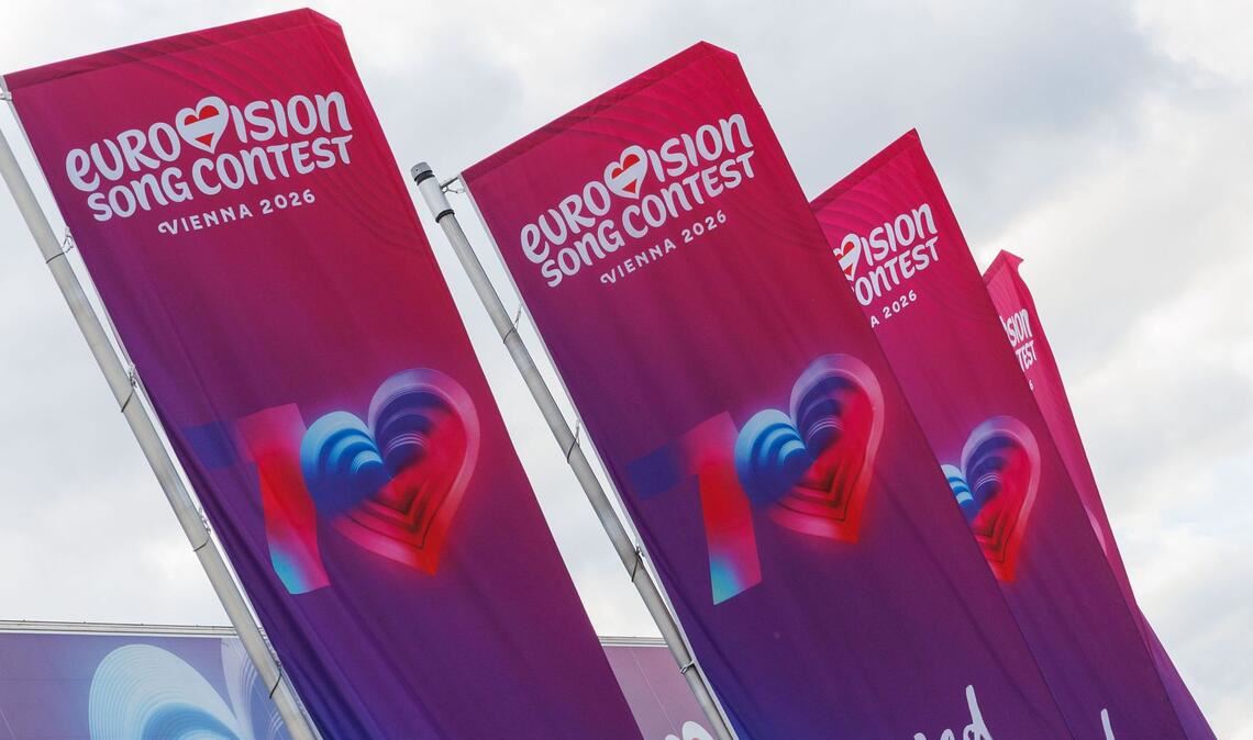 Fahnen wehen vor der Stadthalle in der die erste Halbfinalshow des 70. Eurovision Song Contest (ESC) stattfindet. Was planen die Länder, die den ESC 2026 boykottieren (Symbolfoto)?