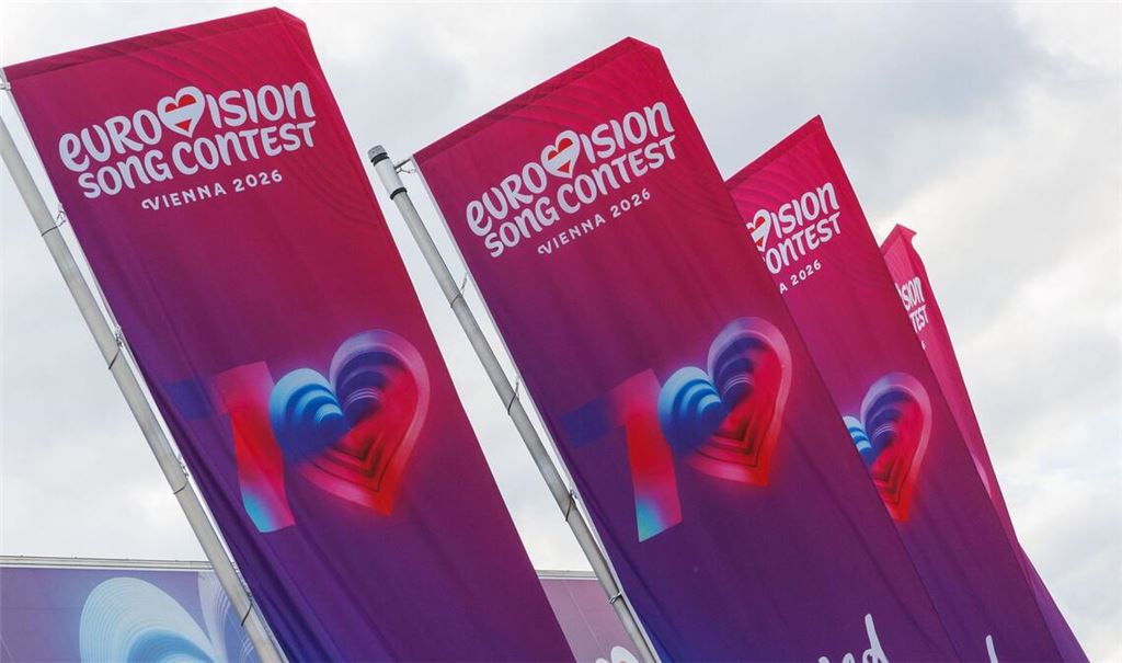 Fahnen wehen vor der Stadthalle in der die erste Halbfinalshow des 70. Eurovision Song Contest (ESC) stattfindet. Was planen die Länder, die den ESC 2026 boykottieren (Symbolfoto)?