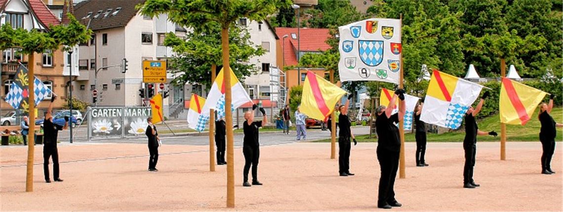 Fahnenschwinger aus dem benachbarten Bretten eröffnen die Kraichgau-Stromberg-Tage, die im Bereich des Enzkreis-Pavillons noch bis Freitag andauern werden. Fotos: Kollros