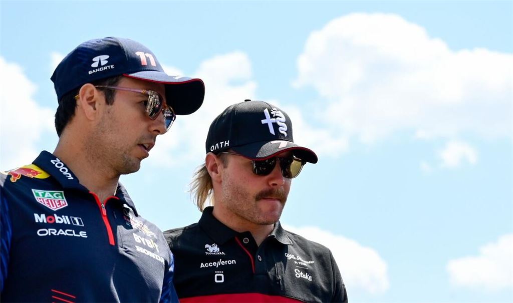 Fahren nächstes Jahr zusammen für Cadillac: Sergio Perez (l) und Valtteri Bottas (Archivbild)