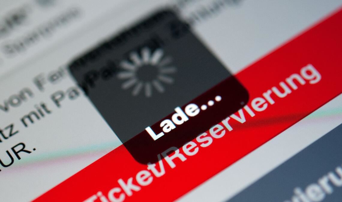 Fahrgäste, die online ein Ticket kaufen wollen, brauchen am Dienstag Geduld.
