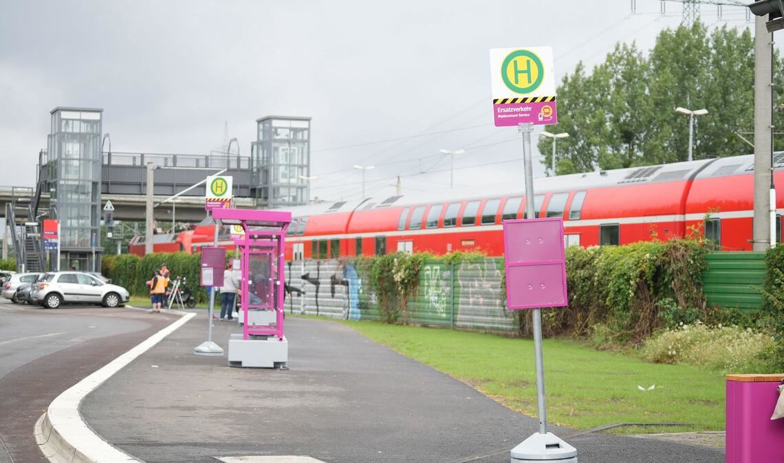 Fahrgäste im Regionalverkehr mussten während der Sanierung auf Busse umsteigen. (Archivbild.)