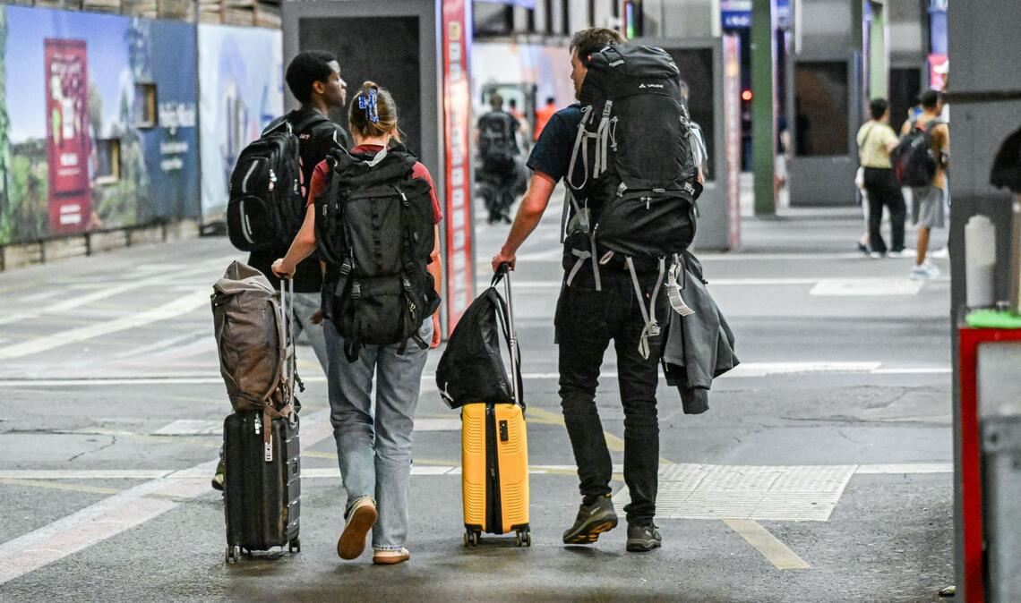 Fahrgäste warten auf einem Bahnsteig am Stuttgarter Hauptbahnhof.