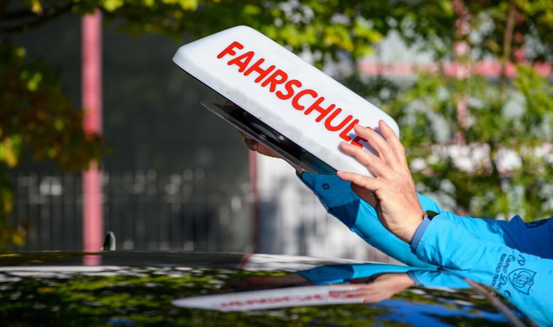 Fahrschulen melden deutlich weniger neue Fahrschüler.