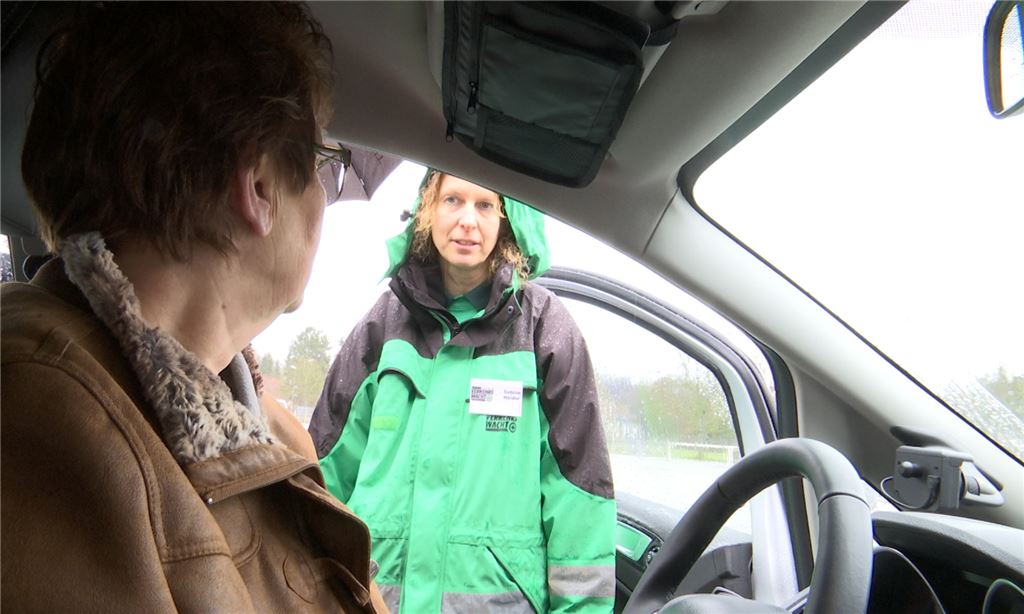Fahrtrainerin Sabine Haider gibt den Teilnehmerinnen auch Tipps zur richtigen Sitzposition im Auto, damit sie bei einer Vollbremsung besser und schneller reagieren können.  Foto: Recken