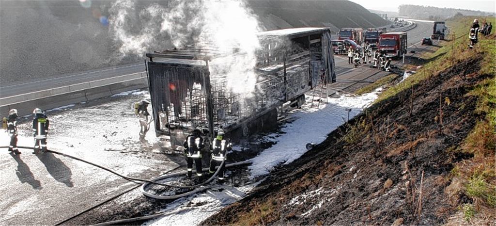 Fahrzeugbrand auf der Autobahn: Der Auflieger eines portugiesischen Sattelzuges fällt den Flammen komplett zum Opfer. 
