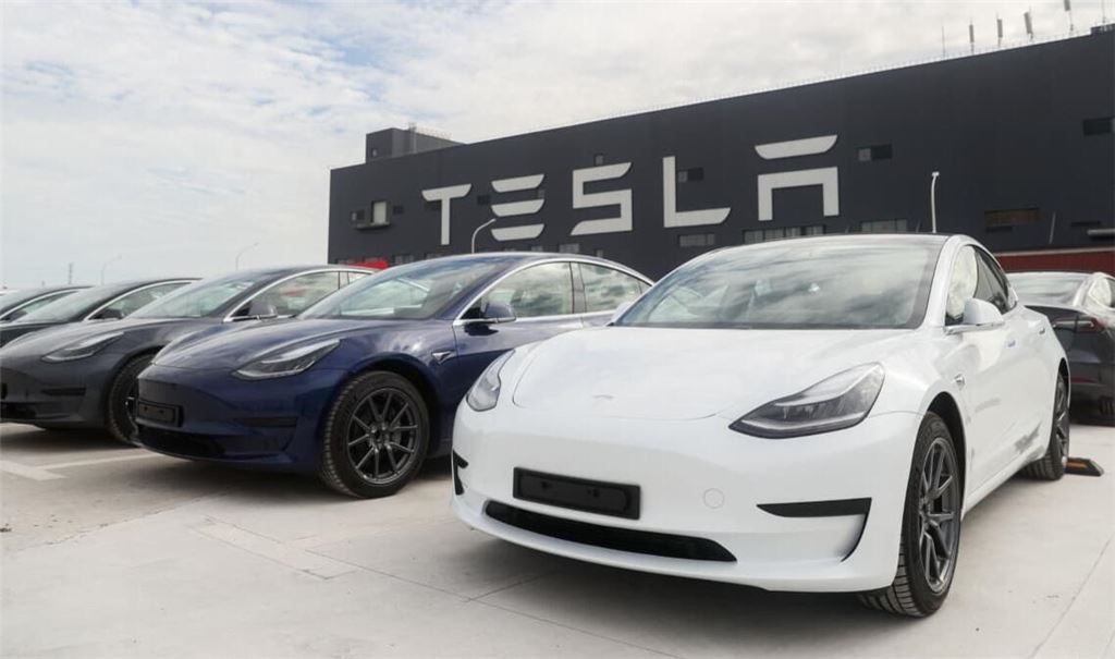 Fahrzeuge des Models 3 stehen vor der Tesla Fabrik in Shanghai. (Archivfoto)
