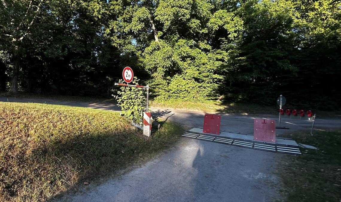 Fahrzeugsperre beim „Enzland Festival“ auf dem Festplatz im Letten. Foto: Archiv