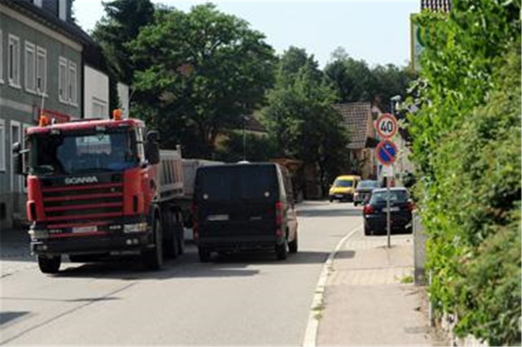 Fahrziel Steinbruch: Lastwagen rumpeln über die Kieselbronner Straße in Enzberg.  
Foto: Fotomoment