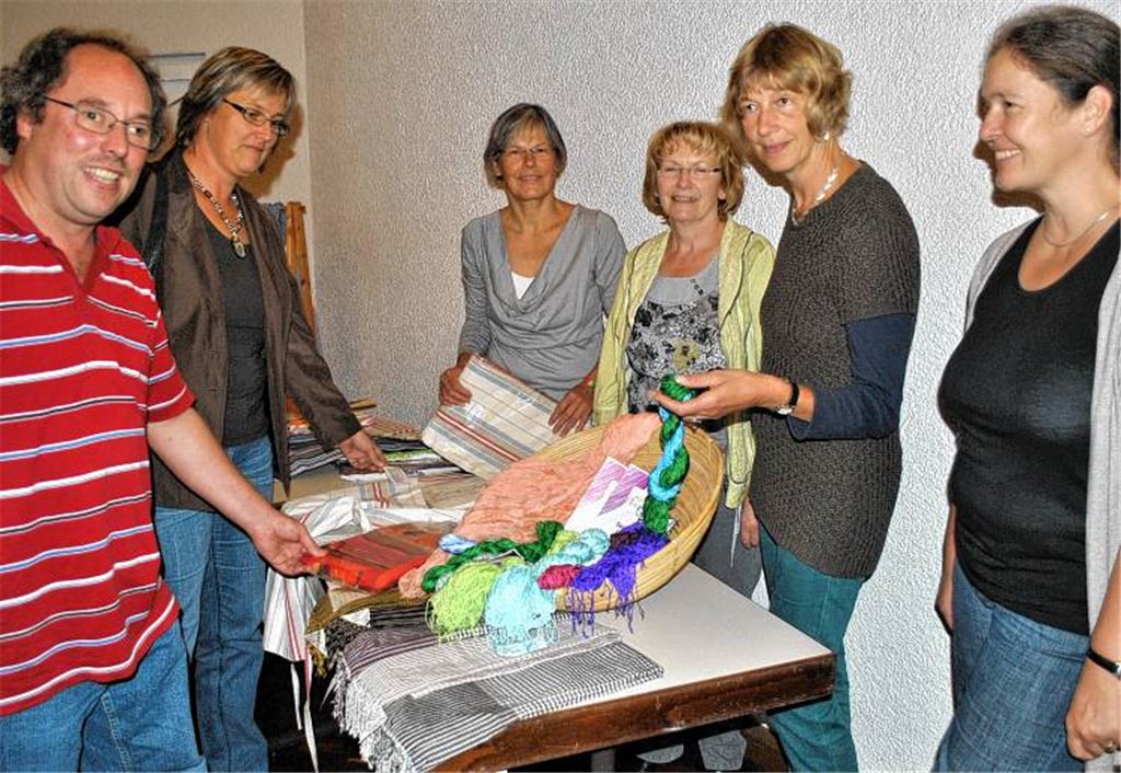 Fair gehandelte Textilien: Regine Einfeld (2.v.re.) und die ehrenamtlichen Helfer vom Weltladen raten zu umwelt- und sozialverträglich hergestellten Stoffen.