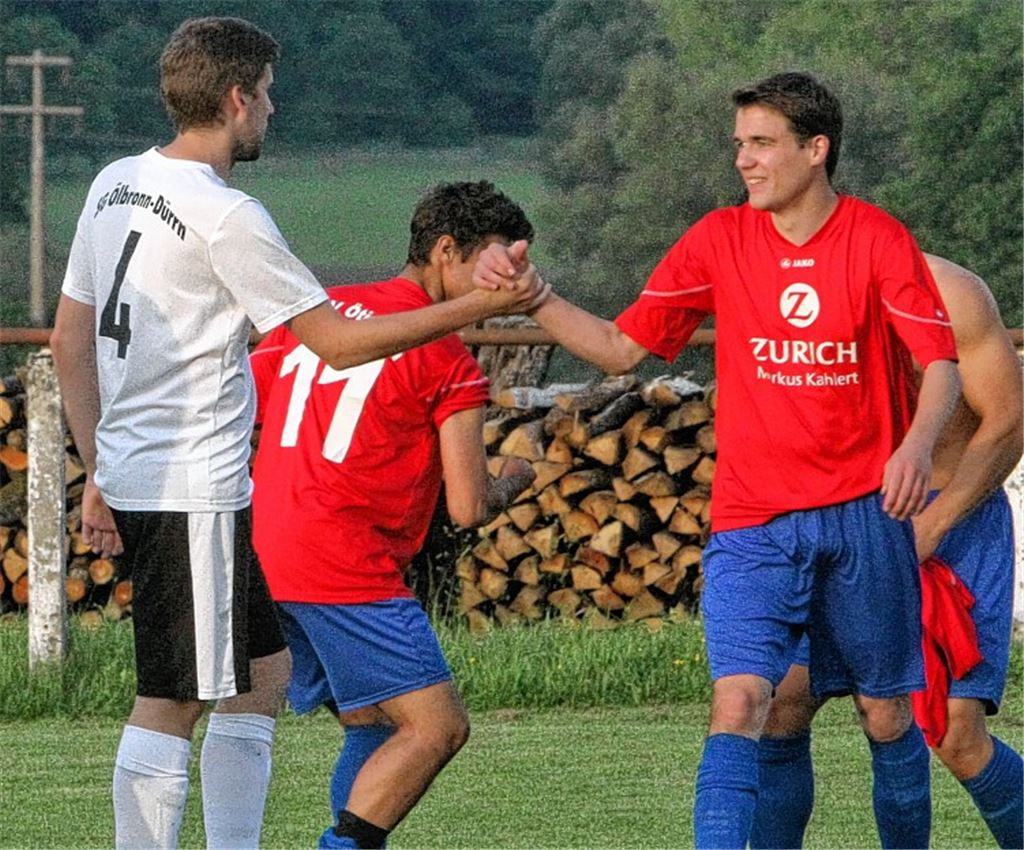 Faire Geste am Ende einer langen Saison: Für Ölbronn-Dürrn (in Weiß) beginnt die Sommerpause, die Ötisheimer dürfen am Sonntag noch im Aufstiegsrennen das Zünglein an der Waage spielen. Foto: Eigner