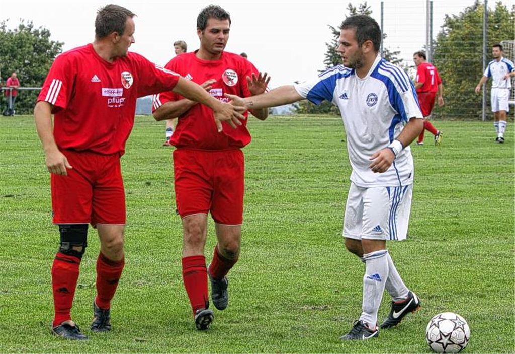 Fairer Fußball unter Freunden: Das Derby zwischen dem SV Illingen (in Weiß) und dem TSV Wiernsheim wird mit stets harten Bandagen geführt, aber ohne Schaum vor dem Mund. Foto: Eigner