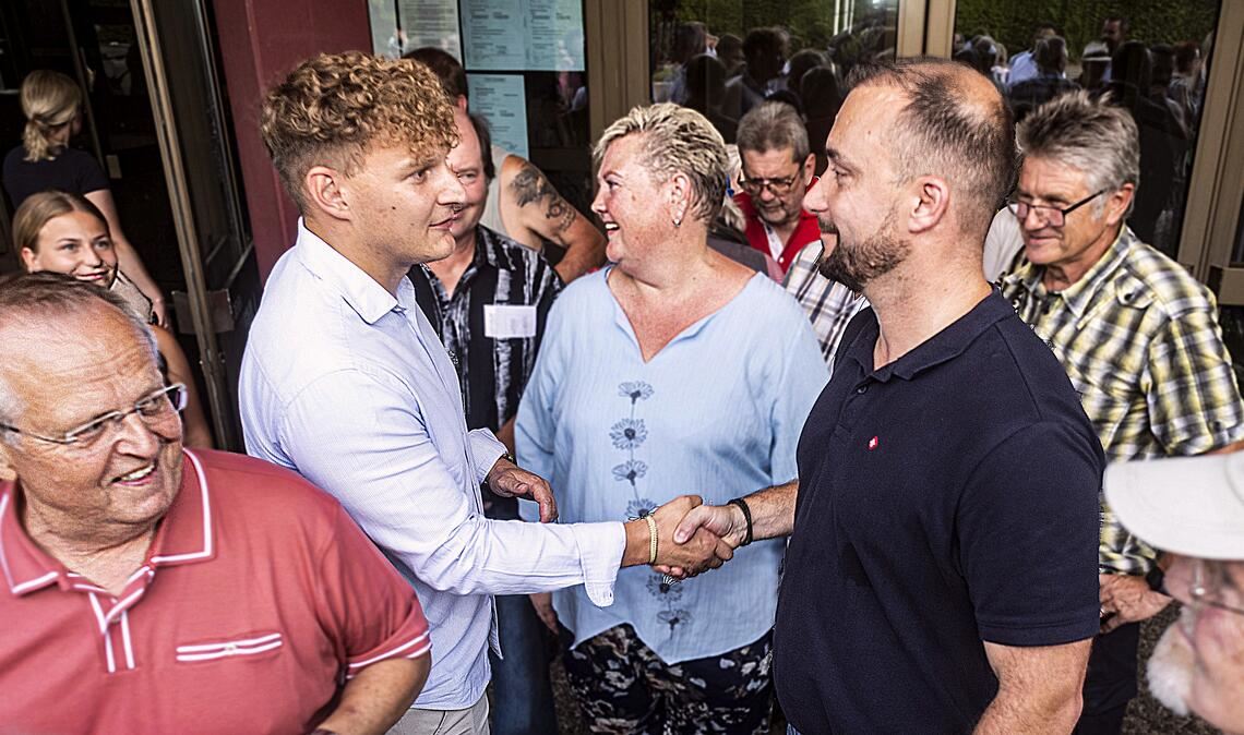 Fairer Umgang auch am Wahltag: Matthias Speidel (re.) und Julius Terhorst geben sich nach der Bekanntgabe des Ergebnisses die Hand. Fotos: Fotomoment, Schüller