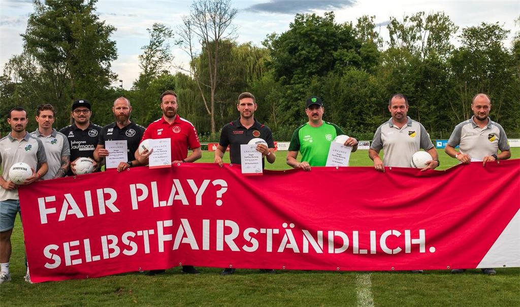 Fairplay wird beim Badischen Fußballverband groß geschrieben. Über die Auszeichnung als besonders faire Mannschaft freuen sich unter anderen die Vertreter der SG Ölbronn-Dürrn (li., in Schwarz) und die des FV Lienzingen (re.). Die geehrten Mannschaften werden in diesem Jahr erstmals mit einem Geldpreis gefördert.