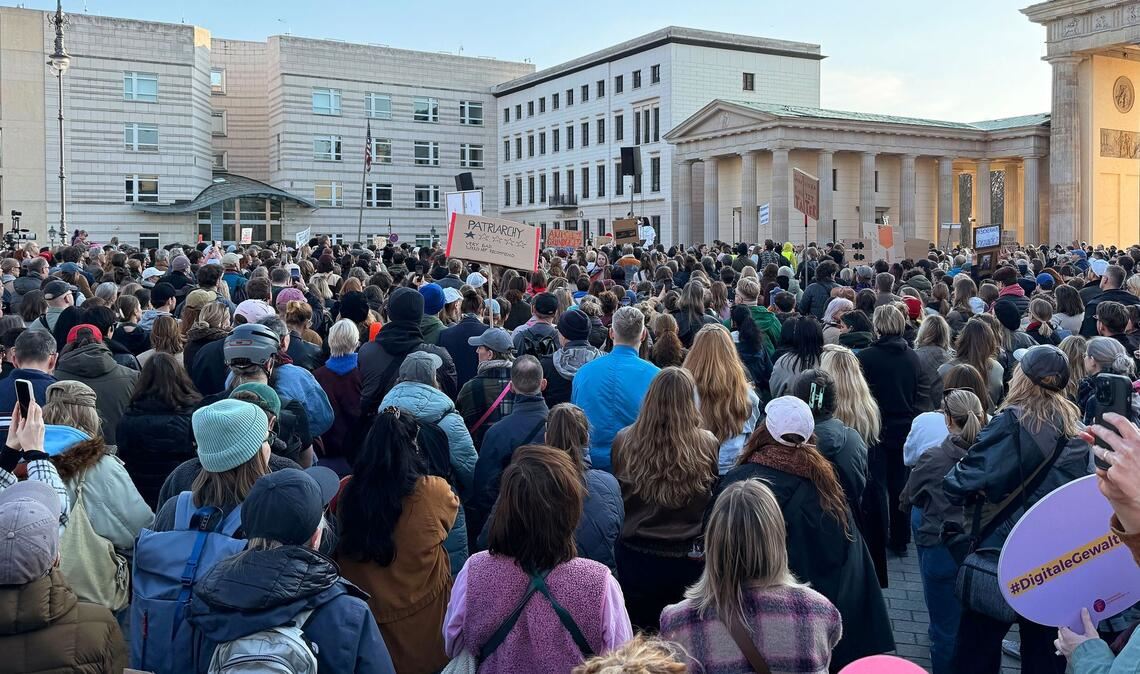 Fake-Profile, Deep Fakes, Scham – Betroffene berichten bei einer Demo am Brandenburger Tor.