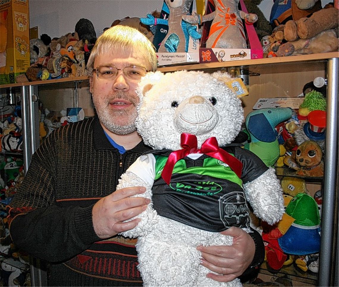 Falk Hinneberg aus dem Kreis Esslingen sammelt Plüschtiere, besitzt unter anderem mehr als 1100 Sport-Maskottchen und erhielt 2010 einen Eintrag ins Guinnes-Buch der Rekorde. Django, das Maskottchen des BV Mühlacker, ist nun der erste Badminton-Vertreter in der Sammlung. Foto: privat