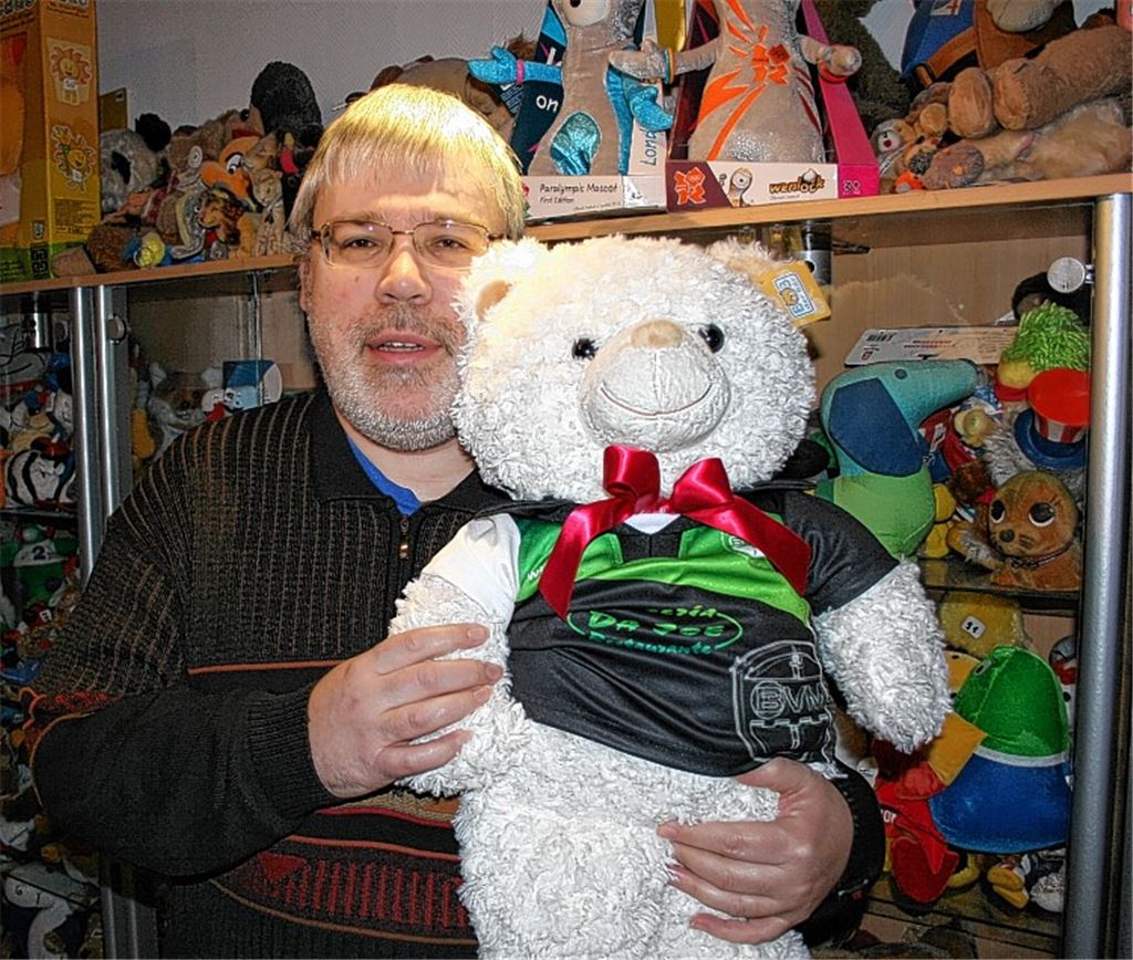 Falk Hinneberg aus dem Kreis Esslingen sammelt Plüschtiere, besitzt unter anderem mehr als 1100 Sport-Maskottchen und erhielt 2010 einen Eintrag ins Guinnes-Buch der Rekorde. Django, das Maskottchen des BV Mühlacker, ist nun der erste Badminton-Vertreter in der Sammlung. Foto: privat
