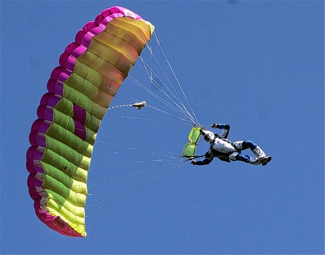 Fallschirmspringer schweben beim Sponsorentag über dem Phönix-Sportplatz ein (li.). Die Sportfreunde erfrischen sich bei ihrem Testspiel gegen die Nöttinger U19. Fotos: Eigner/Stahlfeld