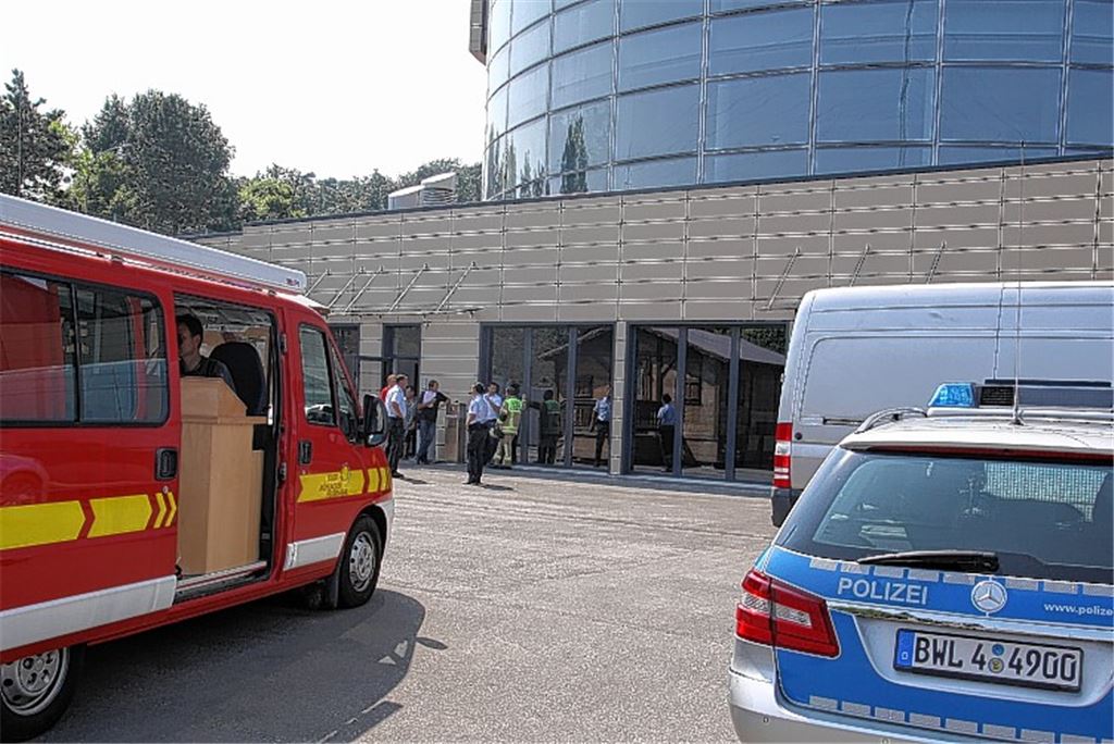 Falscher Alarm: Fahrzeuge von Feuerwehr und Polizei zu Füßen des Büroturms.