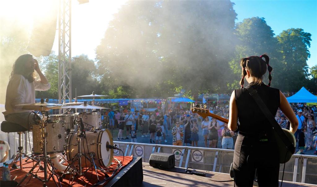 Familiäre Atmosphäre beim fünften „Enzland Festival“ in Mühlacker: Das Publikum feiert das Duo „ELL“ und tanzt vor der Bühne ausgelassen bis zum letzten Ton. Fotos: Jertschewske