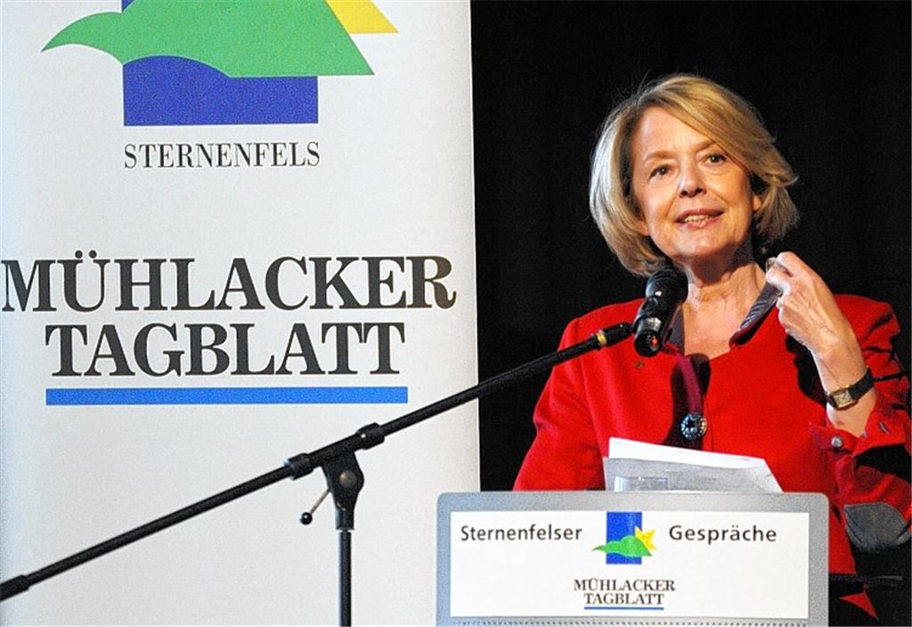 Familiäre Runde bei einem Viertele der WG Diefenbach: Die Hauptperson des Abends stößt mit dem Sohn der Cousine, Steffen Merz, und den ehemaligen Mitarbeiterinnen des „Lamm“, Elfriede Brumm (2. v. li., mit Ehemann Rolf) und Anne Riekert, auf eine gelungene Veranstaltung an.