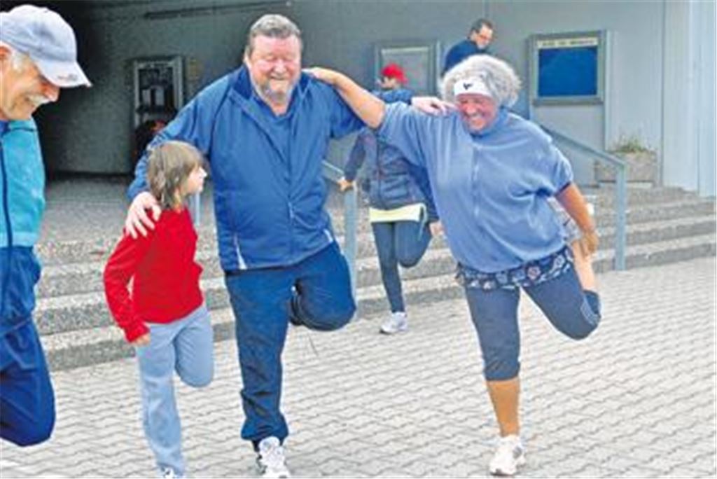 Familiäre Runde: beim Training haben Alt und Jung gemeinsam Spaß.
