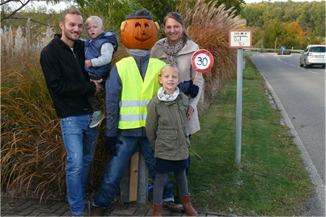 Familie Brecht mit Kürbisfigur. Foto: Dietrich
