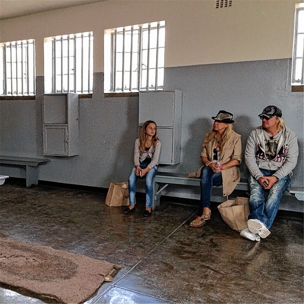 Familie Geiss im ehemaligen Zellentrakt, ausgelegt auf 60 Insassen.