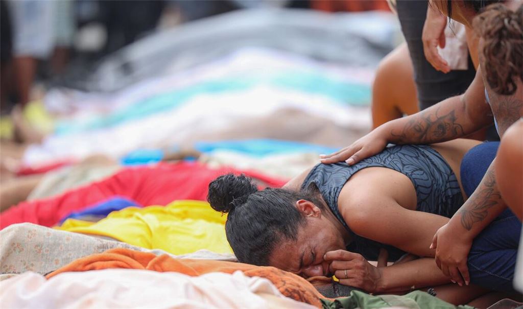 Familien trauern um ihre bei dem Einsatz getöteten Angehörigen.