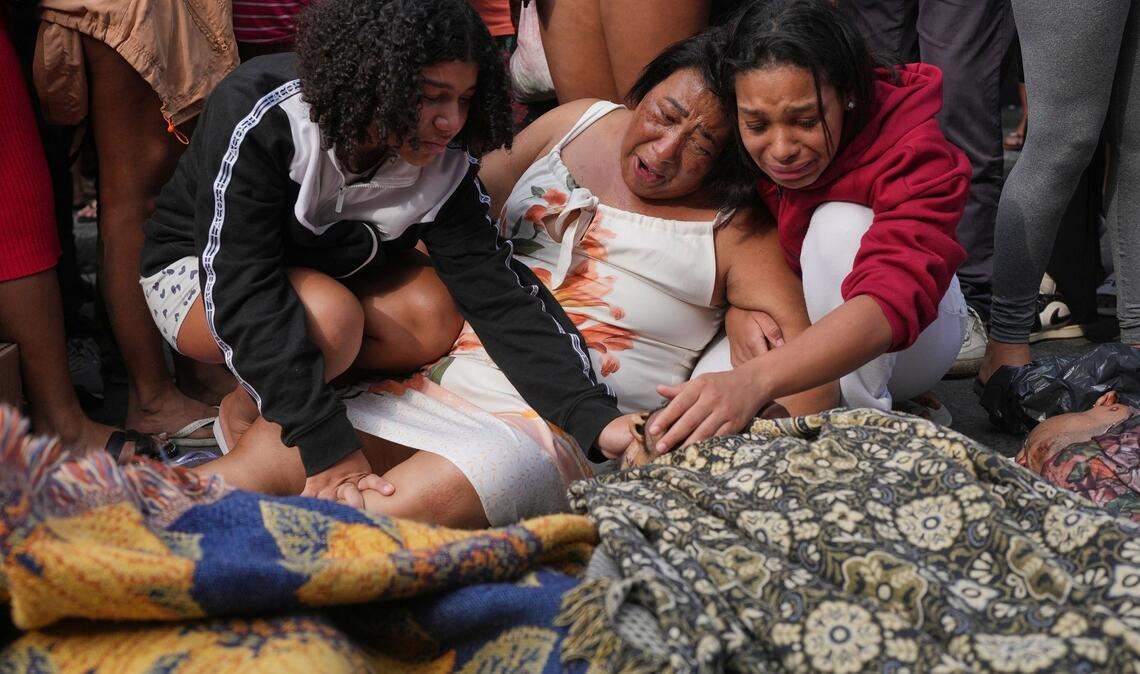 Familien trauerten um ihre toten Angehörigen.