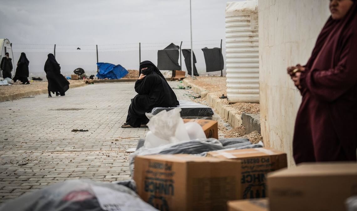 Familienangehörige von Kämpfern des Islamischen Staates im Lager Ak Burhan in Syrien, nachdem sie aus dem Lager al-Hol in der nördlichen Provinz Aleppo verlegt wurden.