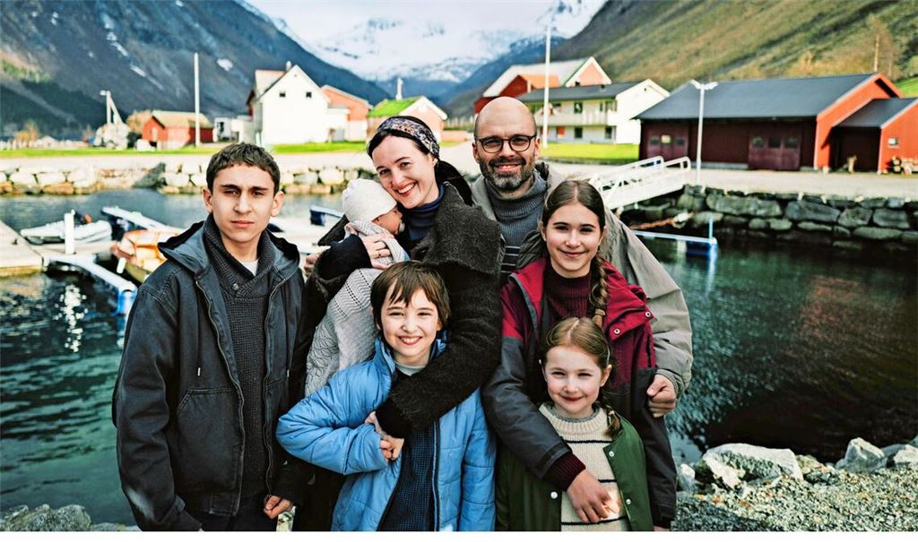 Familienidyll oder Fassade?  Nachdem sich die Familie in Norwegen einlebt, entzieht im Film „Fjord“ das  Jugendamt  den Eltern  die Kinder.