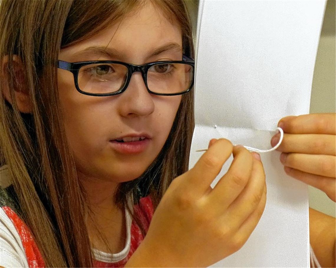 Familientag im Kloster: Beim mittelalterlichen Bücherbinden ist Fingerspitzengefühl gefragt – und bei der Führung durchs Kloster geht es manchmal fast ein wenig gruselig zu.