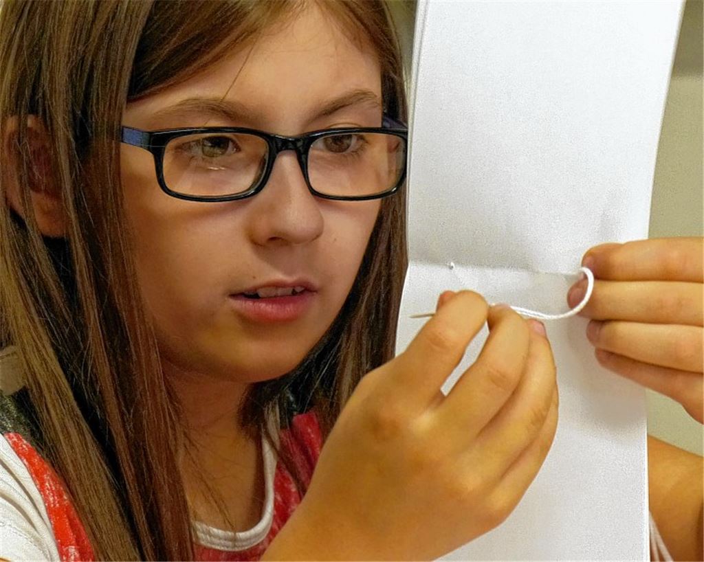 Familientag im Kloster: Beim mittelalterlichen Bücherbinden ist Fingerspitzengefühl gefragt – und bei der Führung durchs Kloster geht es manchmal fast ein wenig gruselig zu.