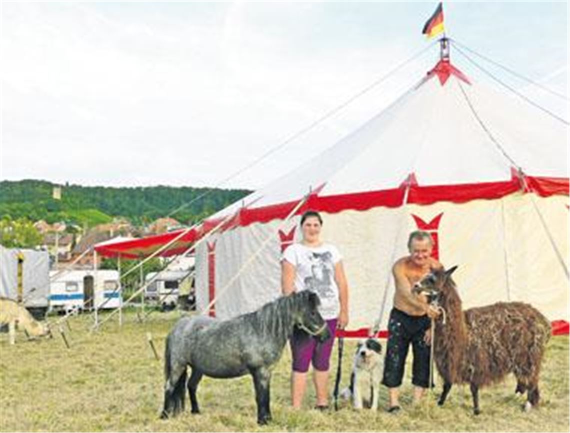 Familientradition: Samantha Riedesel und Detlef Dreyer freuen sich mit Hund Jacky, Pony Sisi und Alpaka Locke auf die Auftritte des Circus Rocky in Sternenfels. Foto: Garhöfer