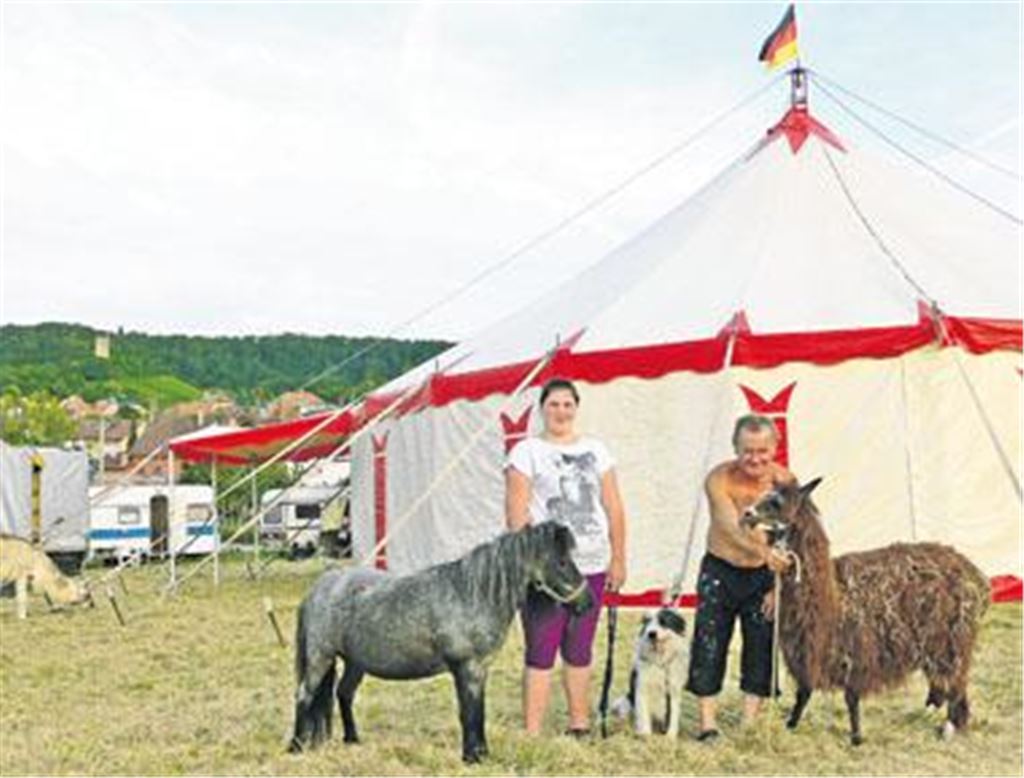 Familientradition: Samantha Riedesel und Detlef Dreyer freuen sich mit Hund Jacky, Pony Sisi und Alpaka Locke auf die Auftritte des Circus Rocky in Sternenfels. Foto: Garhöfer