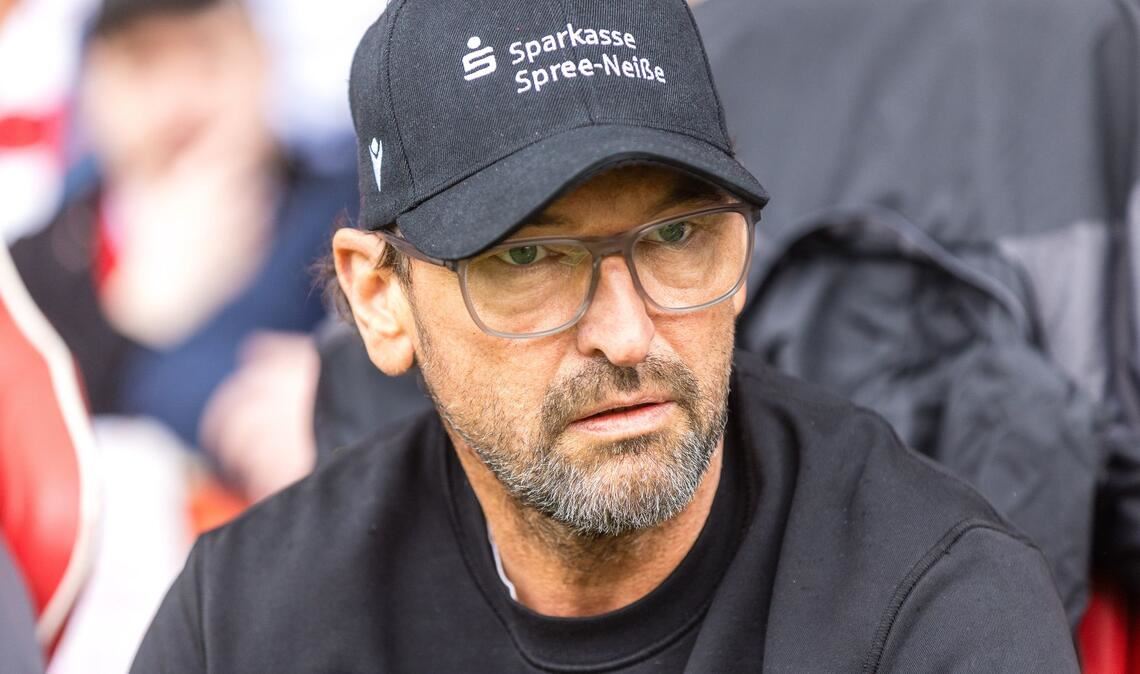 Fand deutliche Worte zum Rassismusvorfall in München: Energie-Trainer Claus-Dieter Wollitz. (Archivbild)