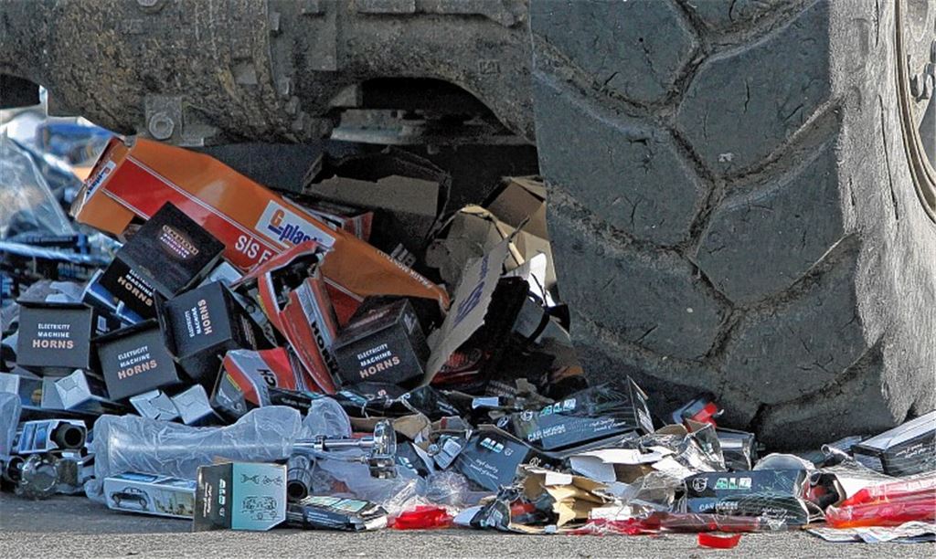Fanfaren, Nebelscheinwerfer und andere illegale Tuning-Artikel: Der Radlader kennt kein Pardon – die verbotenen Teile gehören nicht ans Auto, sondern in den Müll. Foto: Goertz