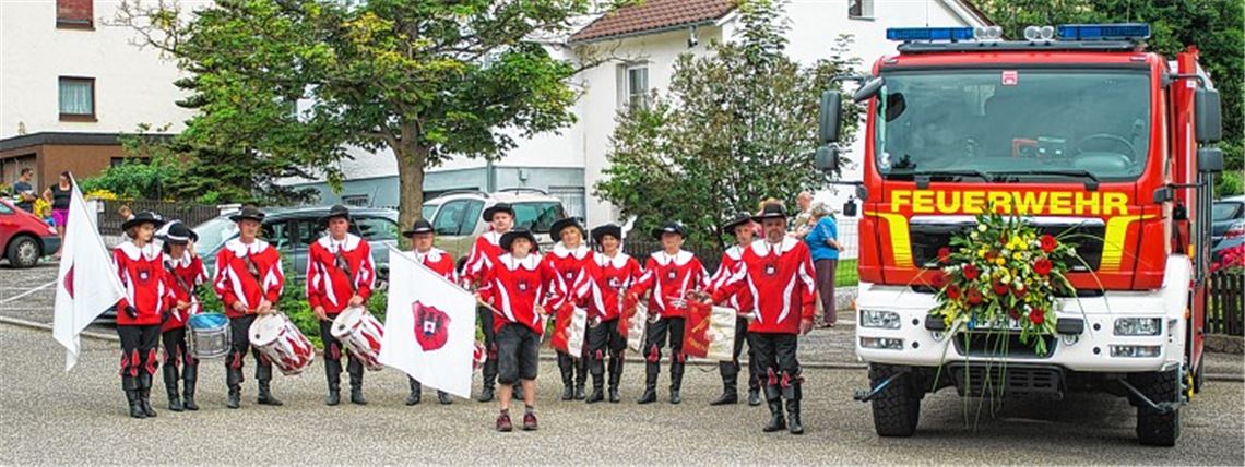 Fanfarenzug Sternenfels sorgt für die Musik bei der Übergabe des neuen Löschfahrzugs. Foto: Rohn