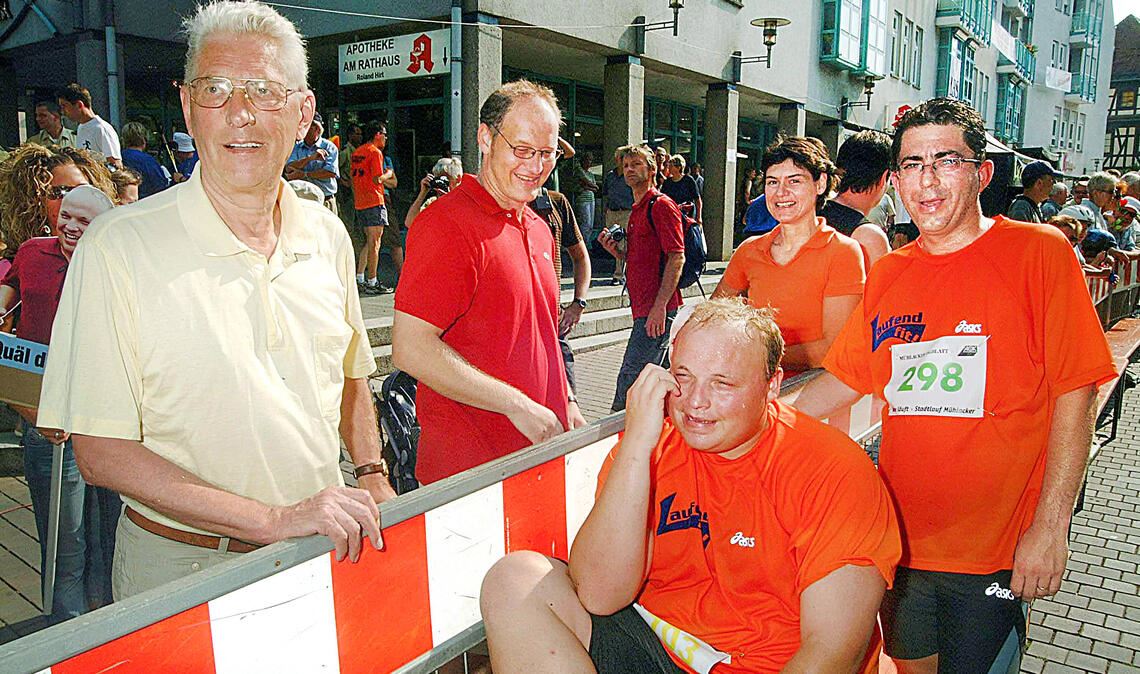 Fans an der Strecke: Mirko Bähr und MT-Verleger Hans-Ulrich Wetzel (re.) holen sich die Glückwünsche von MT-Redaktionsleiter Thomas Eier und Angelika Wetzel ab. 