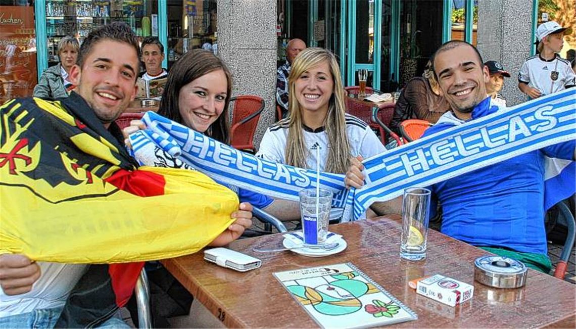 Fans der deutschen und der griechischen Mannschaft feiern gemeinsam: Eva Theysohn (2.v.li.) drückt als Deutsche den Griechen die Daumen – ihrem Freund Christos Gantelas (re.) zuliebe.  Foto: Eigner