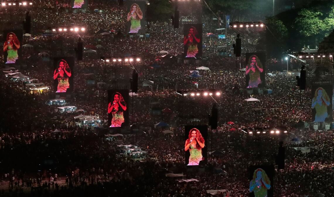 Fans drängen sich am Ufer der Copacabana in Rio, um ein kostenloses Konzert von Shakira zu sehen.