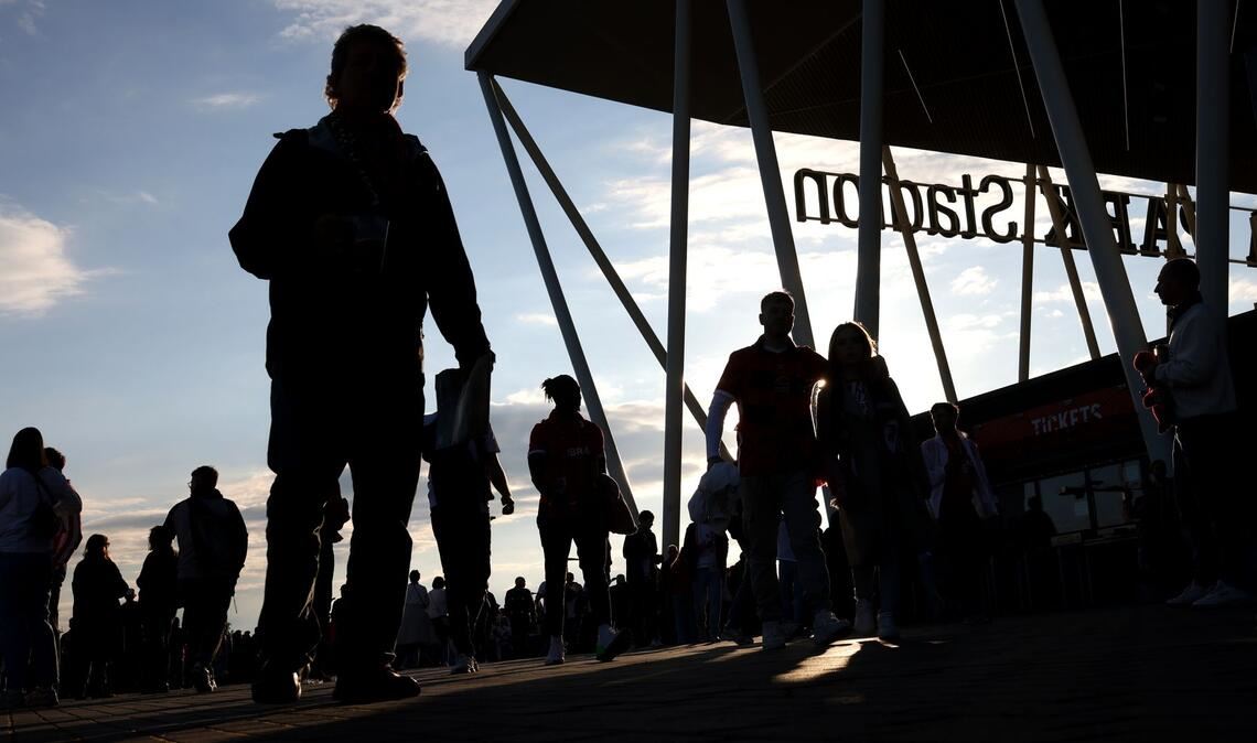 Fans kommen zum Stadion zu dem Europa League Spiel zwischen SC Freiburg - SC Braga in Freiburg im Breisgau.