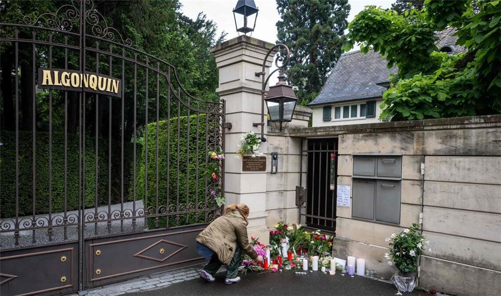 Fans legen Blumensträuße vor dem Haus von Tina Turner in Küsnacht am Zürichsee ab.