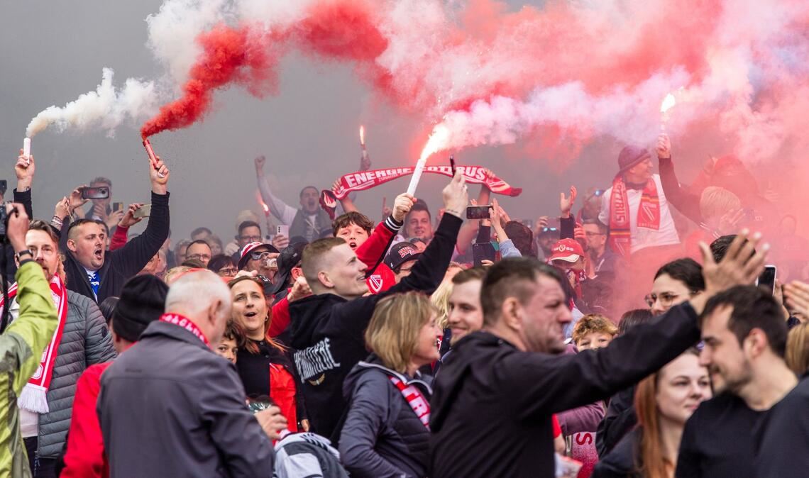 Fans von Energie Cottbus feiern den Aufstieg in die 2. Fußball-Bundesliga.
