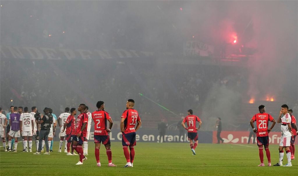 Fans von Medellin sorgen für den Spielabbruch.
