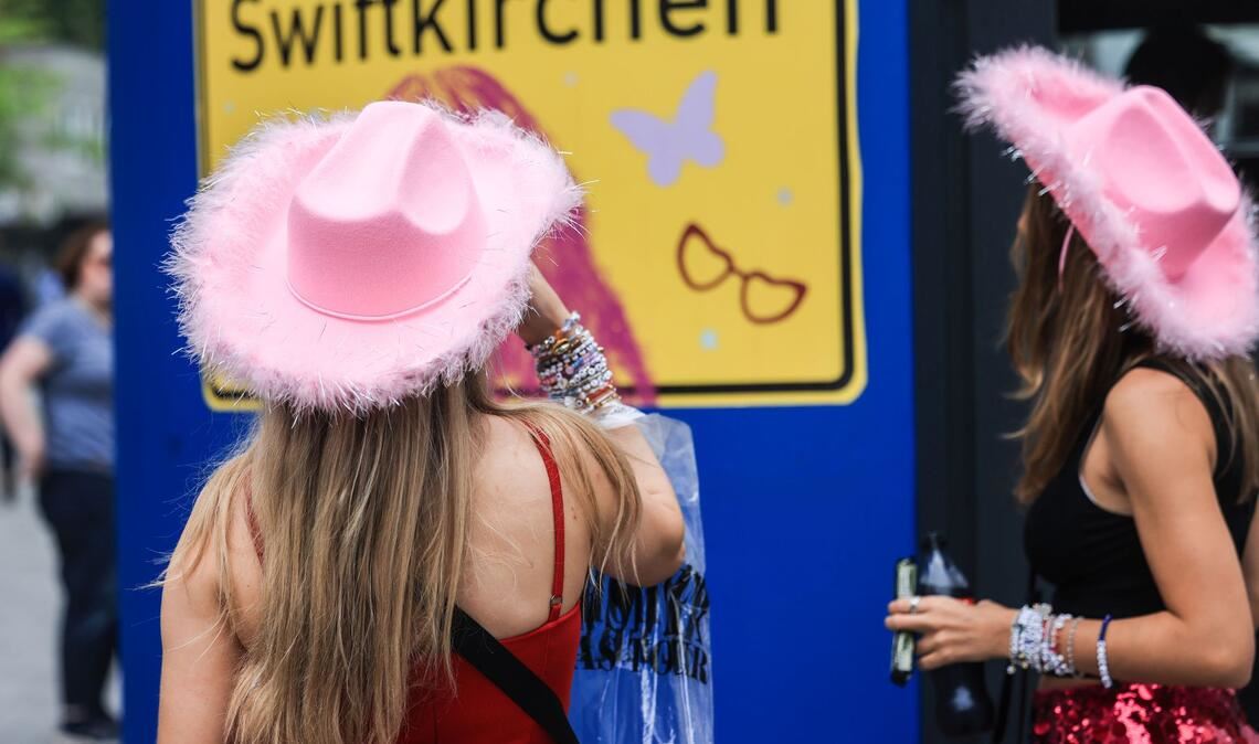 Fans vor dem ersten Konzert von Taylor Swift in Gelsenkirchen (Archivbild).