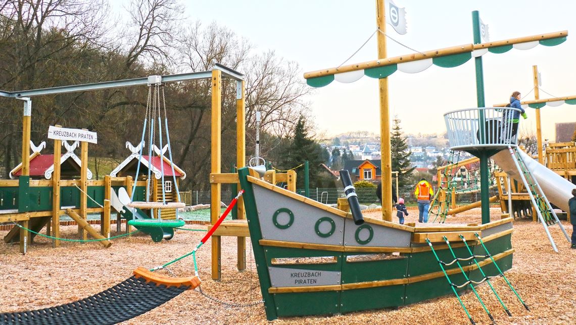 Fantasievoll gestaltet ist der neue Iptinger Abenteuerspielplatz. Fotos: Wewoda